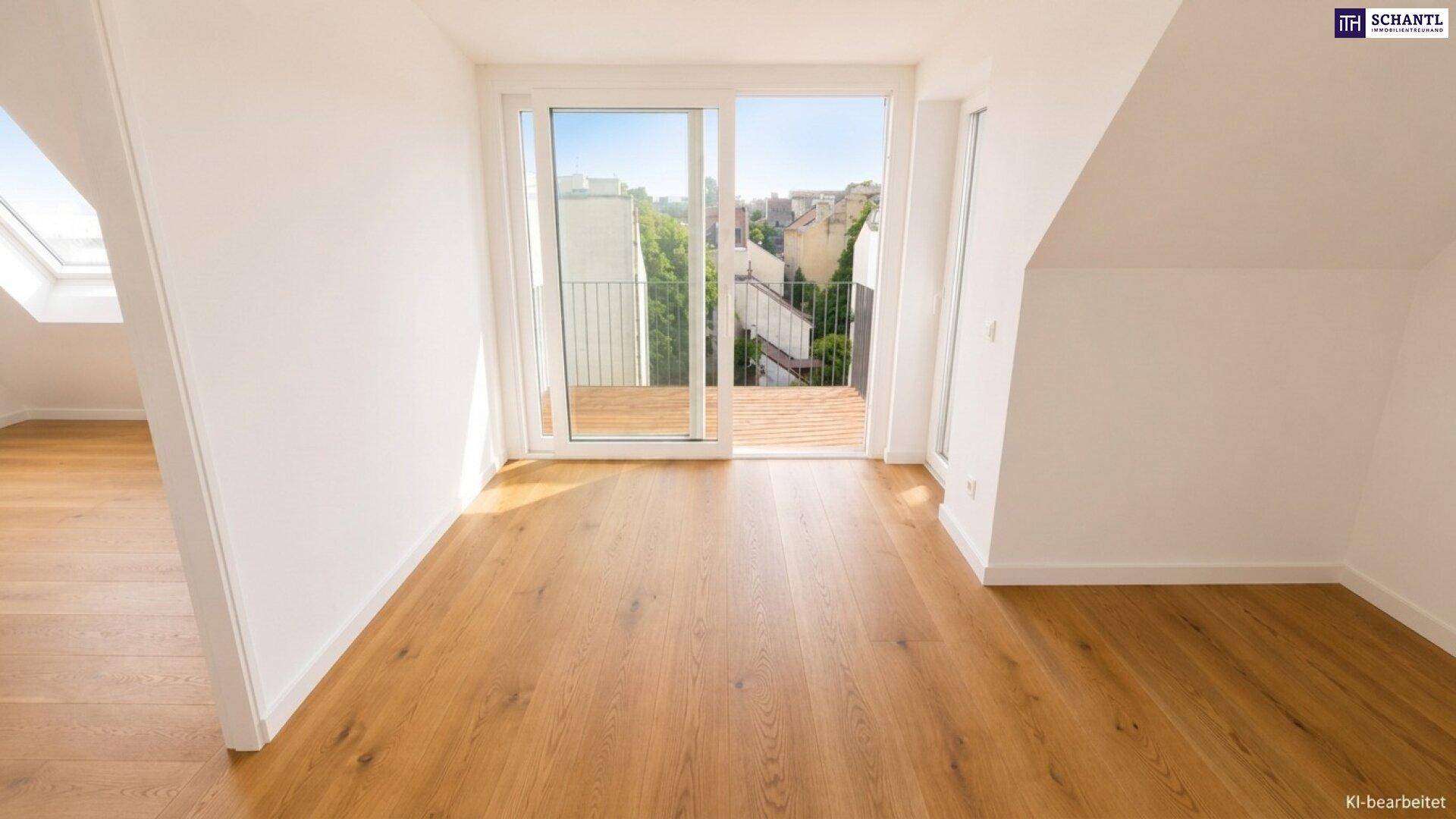 Geräumiger Raum mit Holzboden, Zugang zum Balkon und Blick ins Grüne.