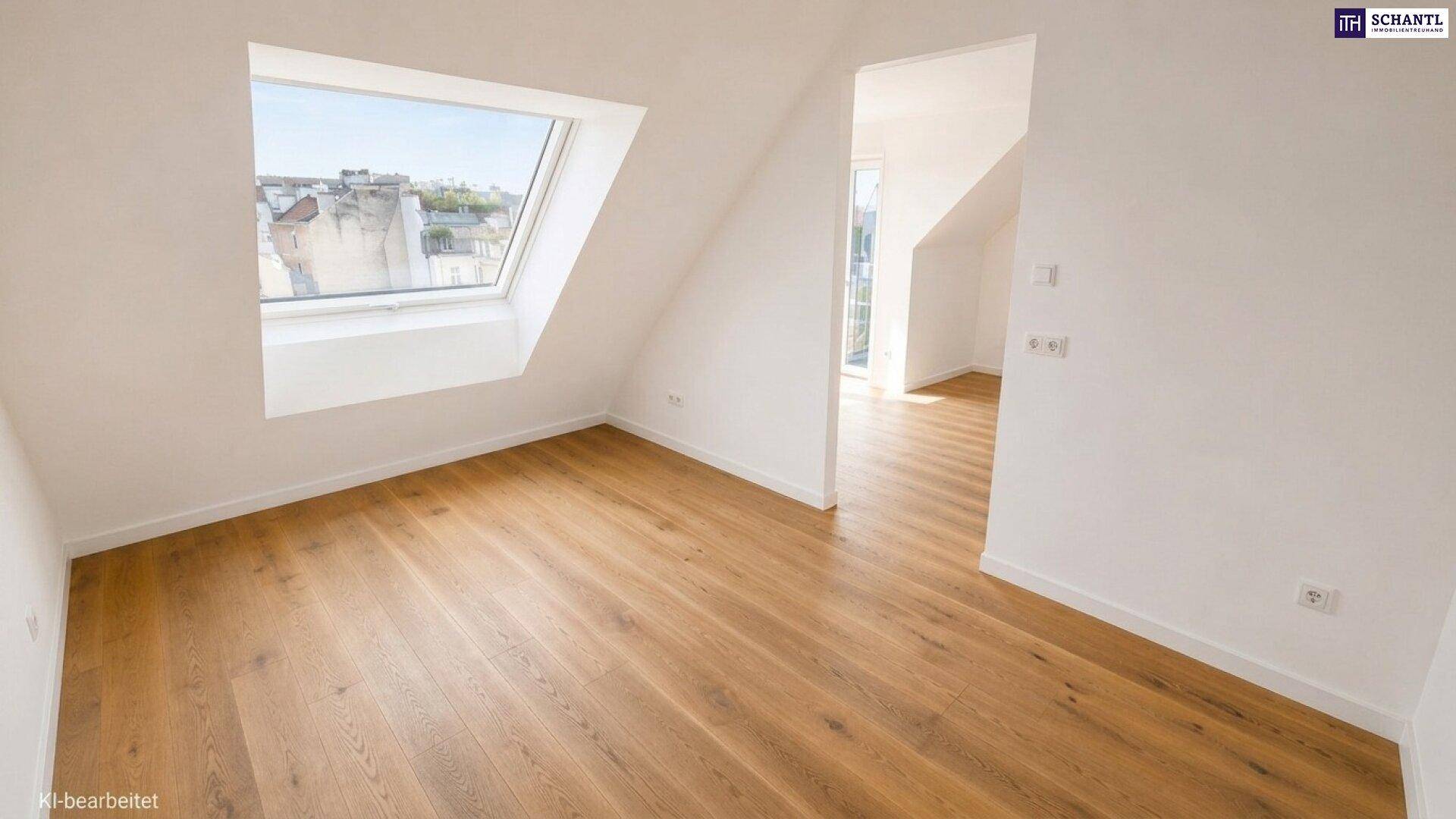 Heller Raum im Dachgeschoss mit Holzboden, Dachfenster und Zugang zu einem weiteren Bereich.