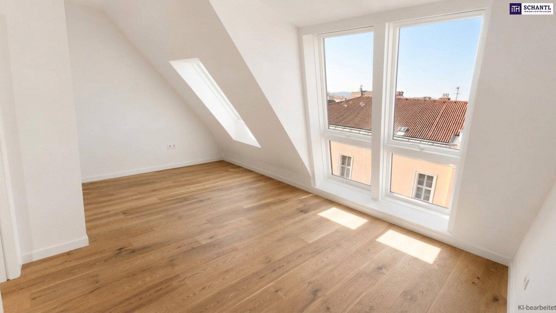 Geräumiger Raum im Dachgeschoss mit Holzboden, großen Fenstern und viel Tageslicht.