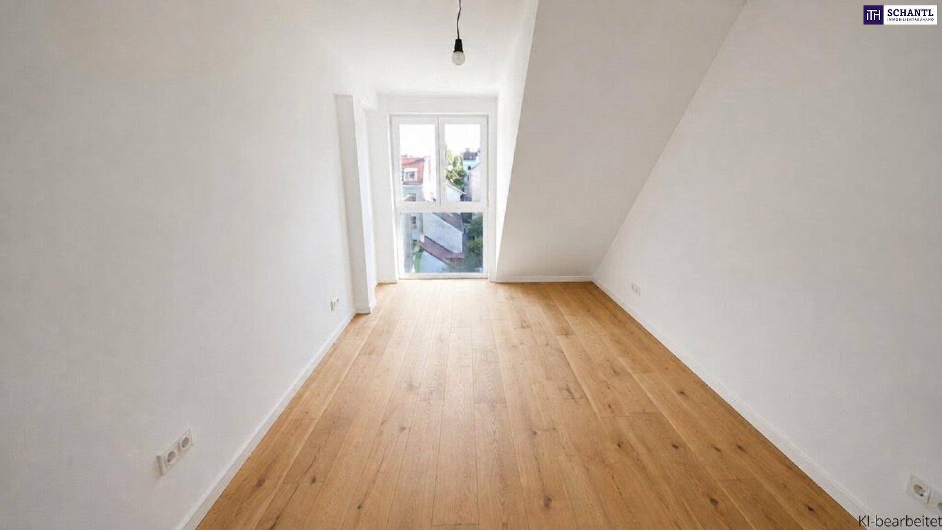 Heller Raum im Dachgeschoss mit Holzboden, Fenster und schrägen Wänden.