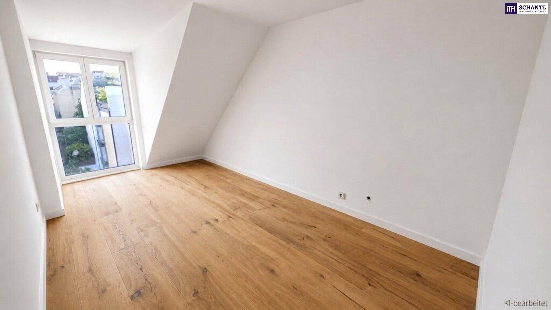 Geräumiger Raum im Dachgeschoss mit Holzboden, Fenster und Zugang nach draußen.