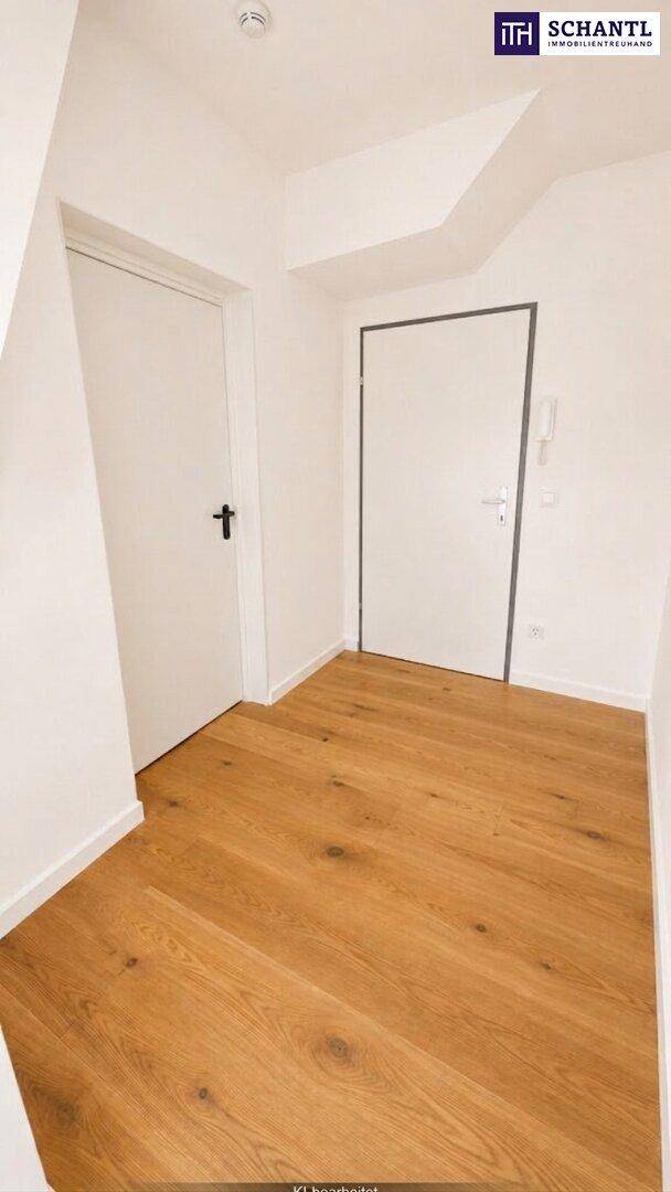 Heller Eingangsbereich mit Holzboden und weißen Türen, der zu den Zimmern führt.