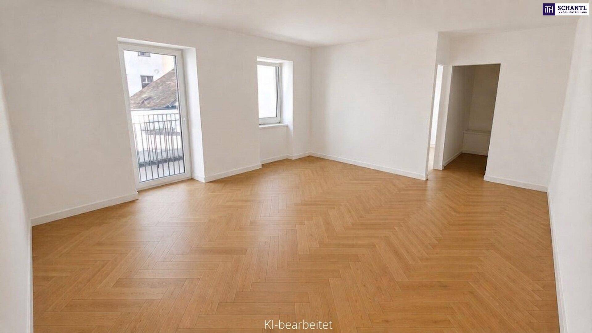 Geräumiges, helles Wohnzimmer mit elegantem Fischgrätparkett und viel Tageslicht.