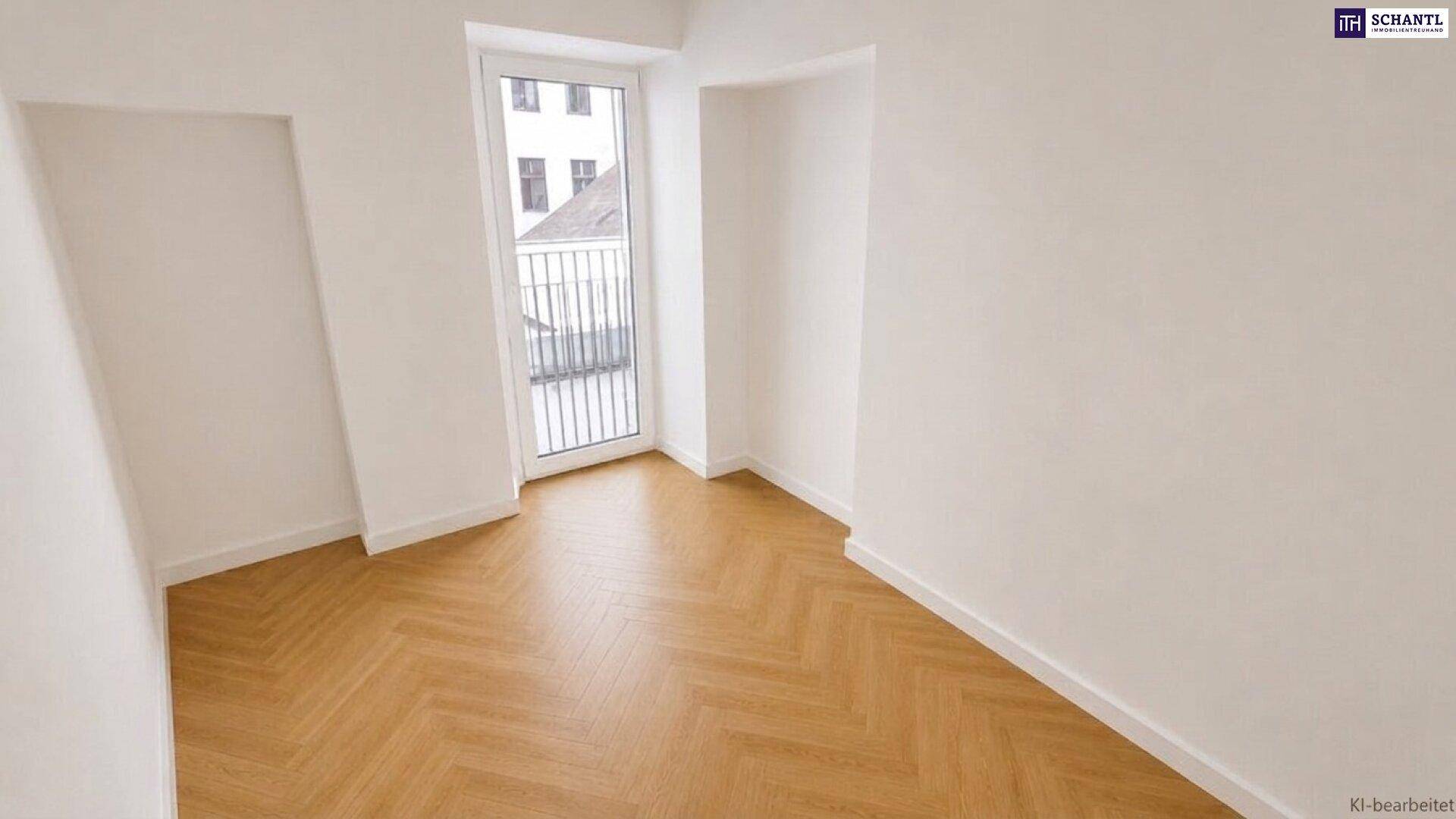 Kleineres, helles Zimmer mit Fischgrätparkett und Zugang zu einem französischen Balkon.