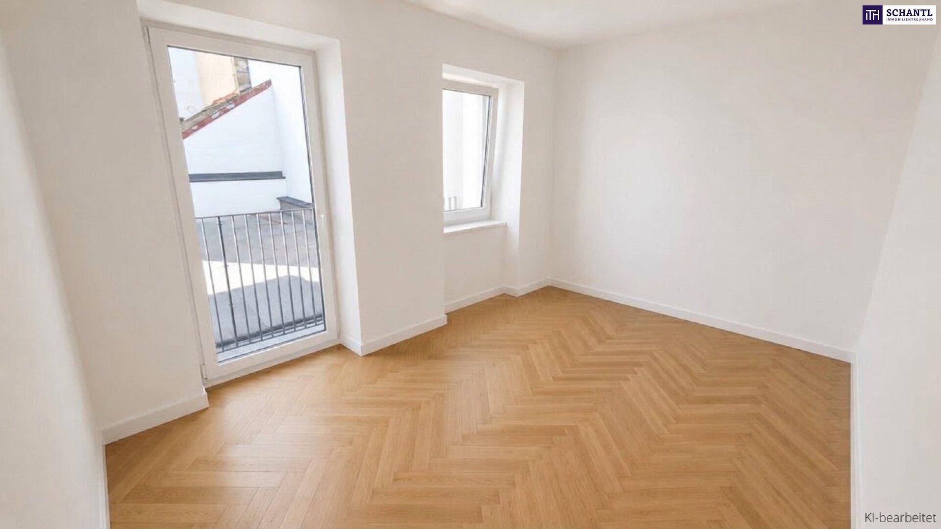 Lichtdurchflutetes Zimmer mit schönem Fischgrätparkett und großem Fenster.