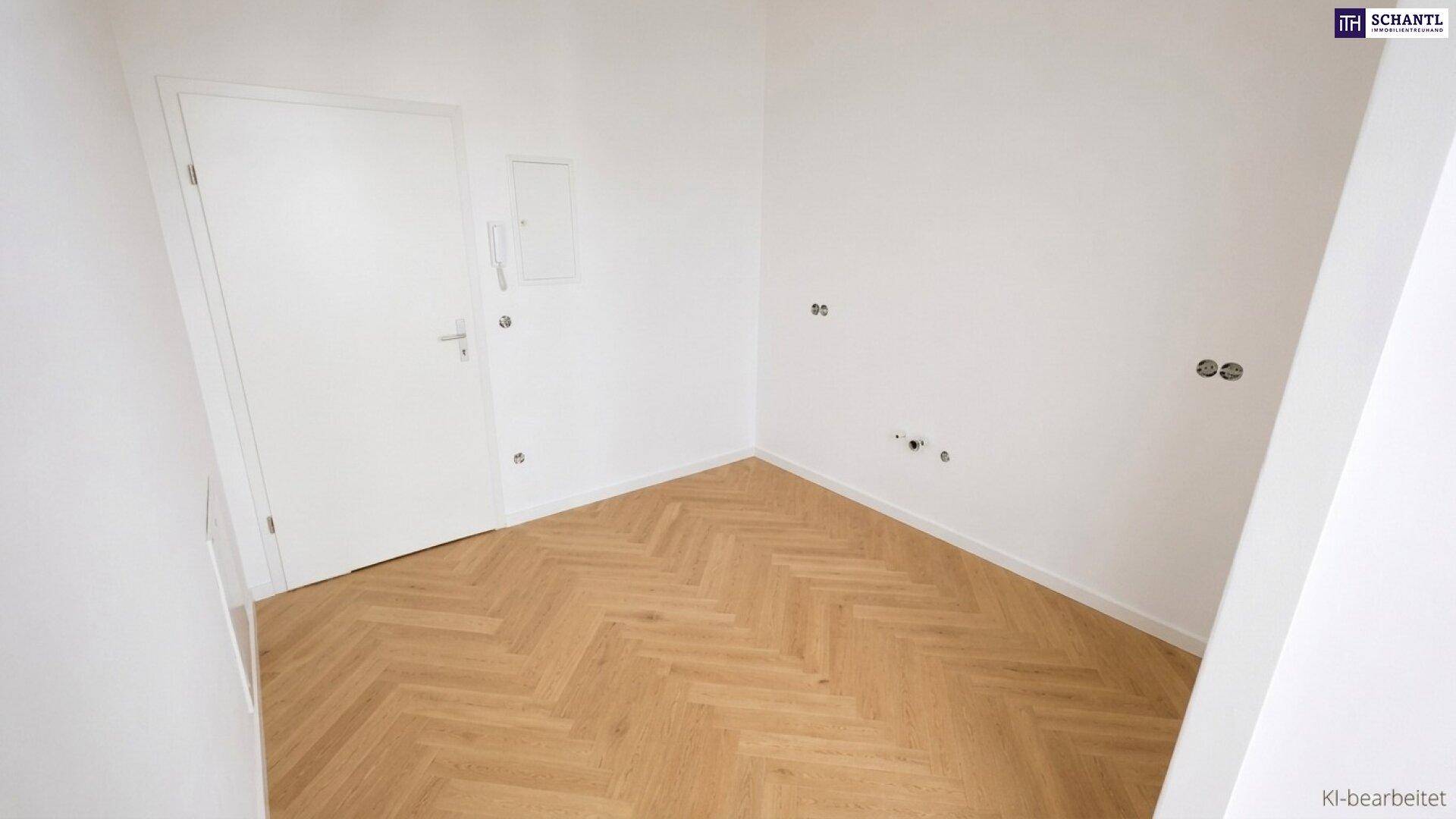 Leerer Raum mit Fischgrätparkett und weißer Tür, der vielseitig genutzt werden kann.