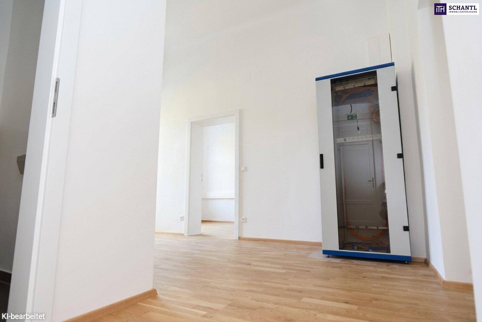 Heller Flur mit Parkettboden und einem Serverschrank, der in den Raum integriert ist.