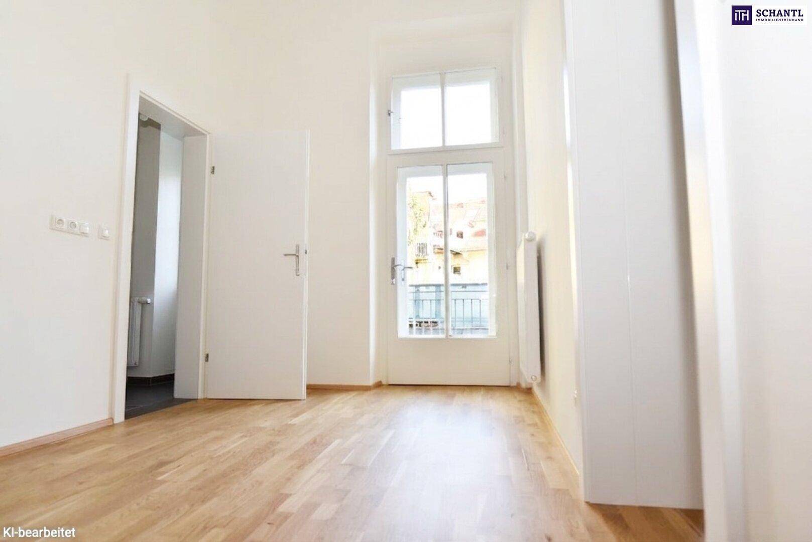 Heller Raum mit Holzboden und einer Tür, die zu einem kleinen Balkon oder einer Loggia führt.