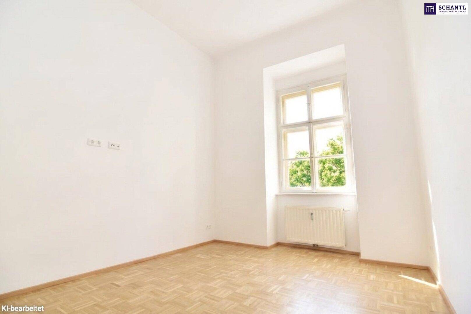 Kleinerer, heller Raum mit Parkettboden, einem Fenster und weißen Wänden, ideal als Arbeitszimmer.