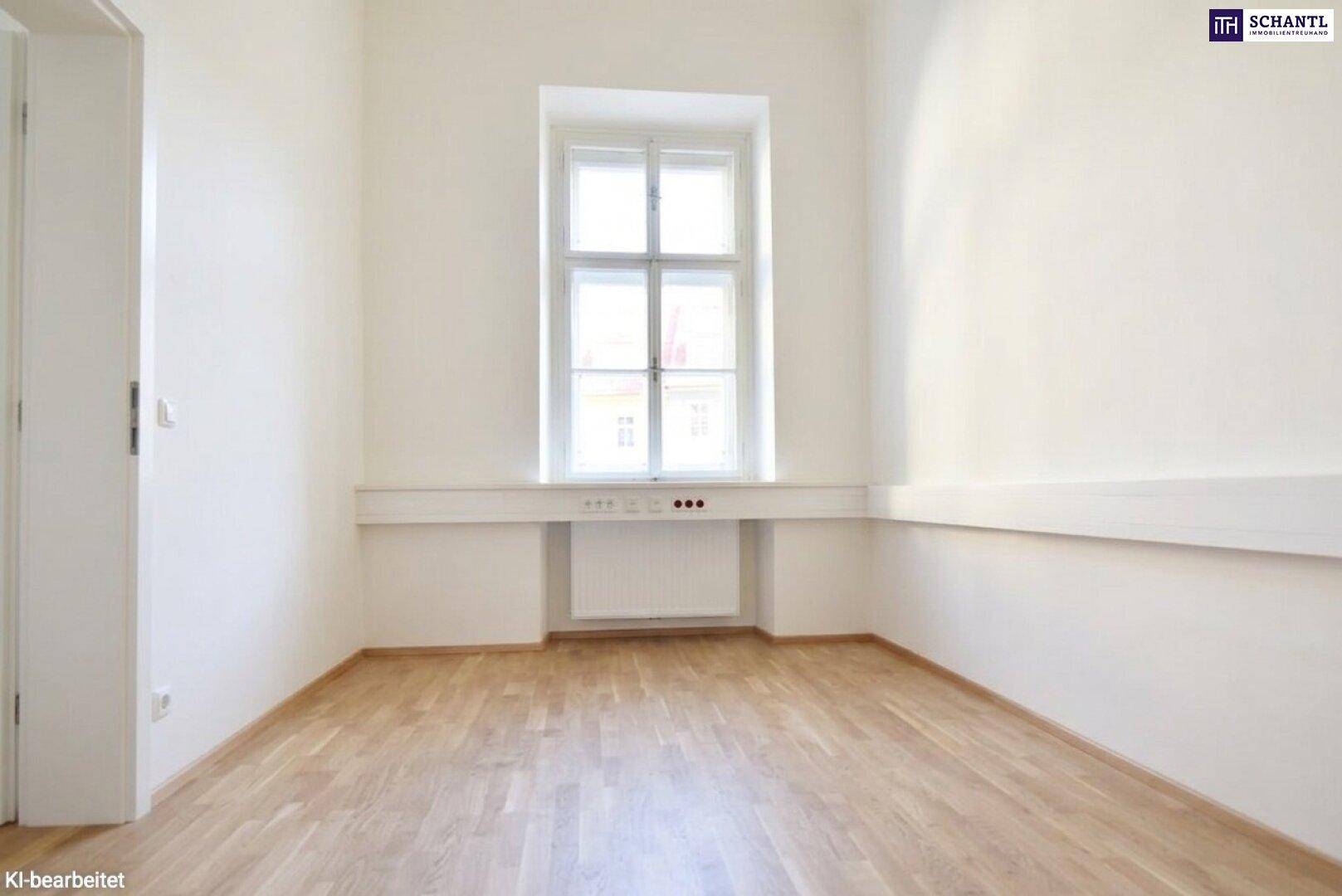 Leerer Raum mit Parkettboden, einem Fenster und weißen Wänden, gut beleuchtet und sauber.