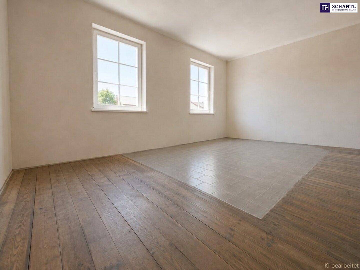 Renovierter Raum mit neu verputzten Wänden und aufgearbeitetem Holzdielenboden, bereit für die Gestaltung.