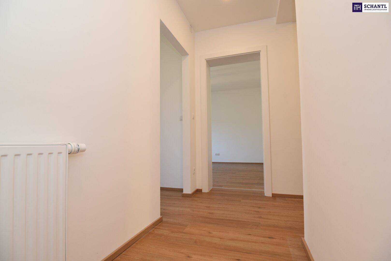 Heller Flur mit Laminatboden und Zugang zu weiteren Zimmern der Wohnung.