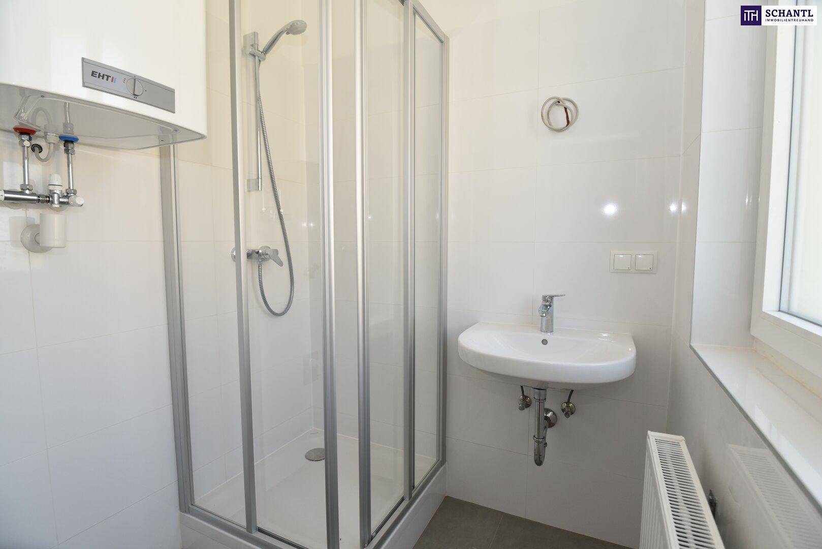 Modernes Badezimmer mit Duschkabine, Waschbecken, weißen Fliesen und Fenster.