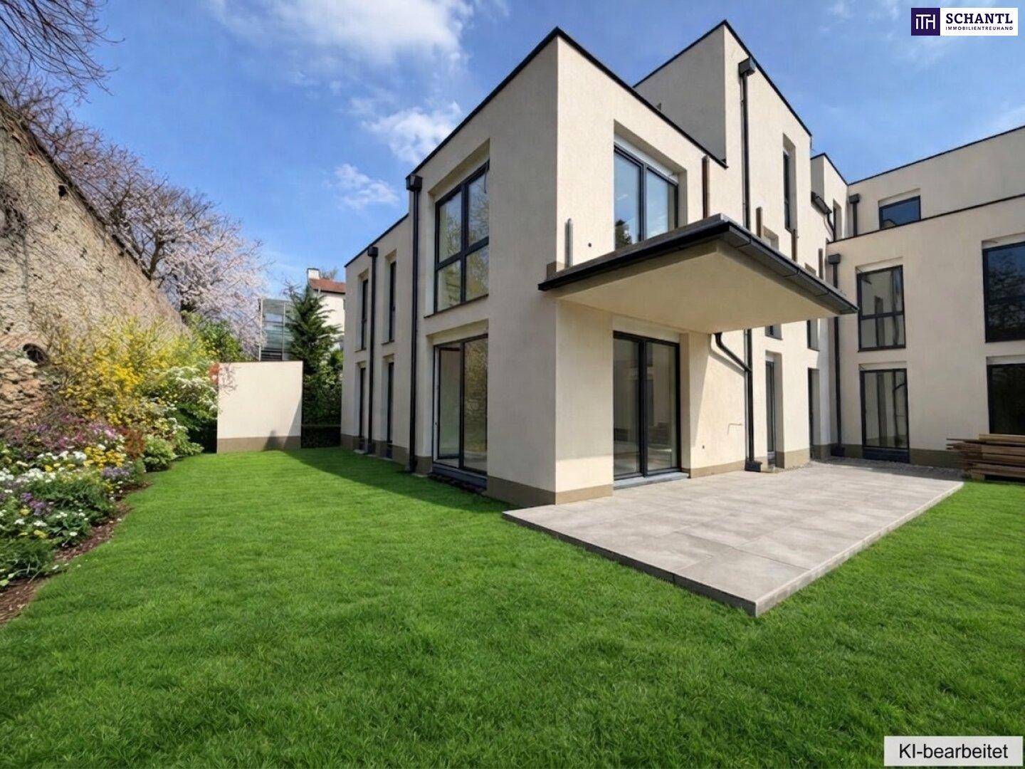 Modernes Gebäude mit gepflegtem Rasen, großer Terrasse und viel Grünfläche im Außenbereich.
