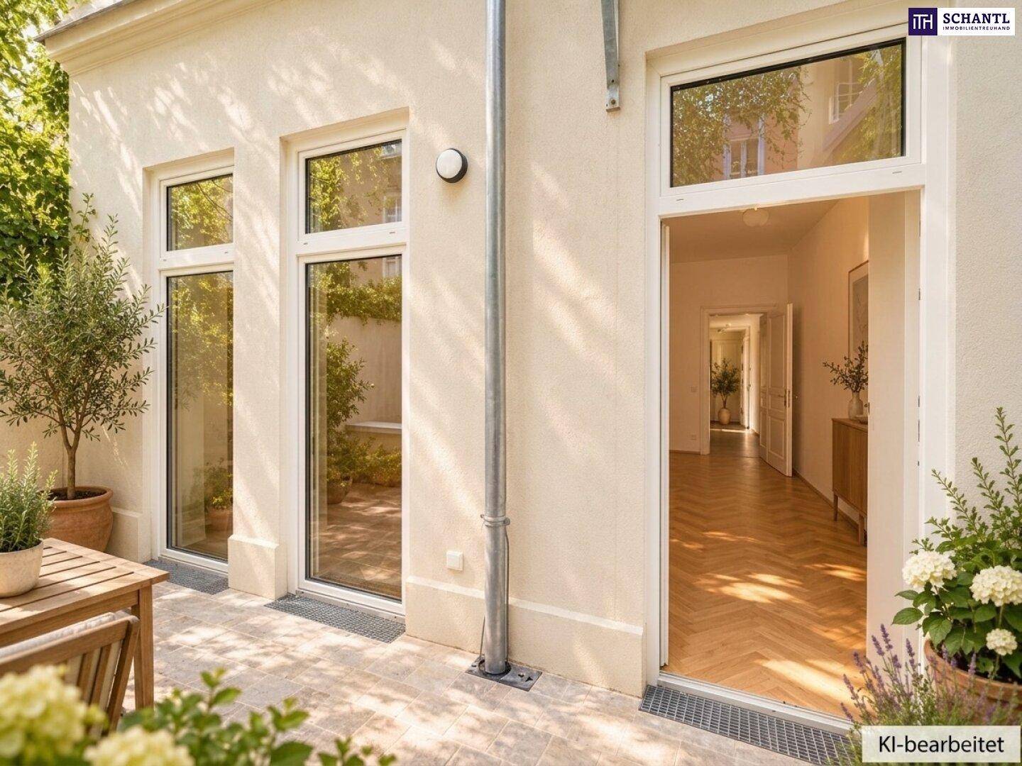 Helle Terrasse mit direktem Zugang zum Innenbereich und Blick auf den Flur mit Parkettboden.