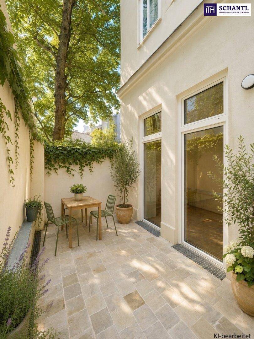 Ruhige, gepflasterte Terrasse mit Sitzgelegenheiten und üppiger grüner Wandbepflanzung an der Fassade.