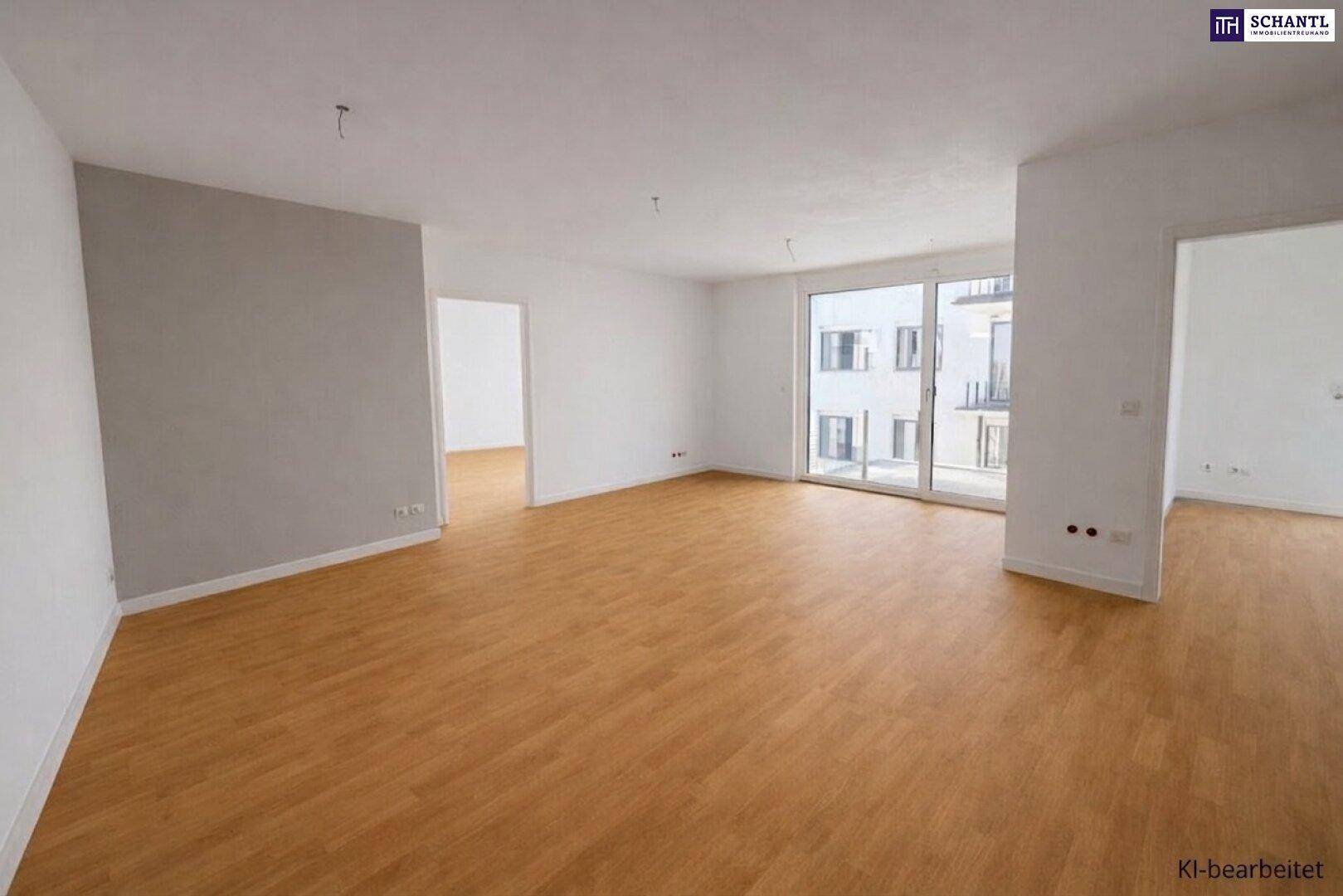 Heller, leerer Wohnraum mit hochwertigem Parkettboden und Zugang zu einem Balkon.