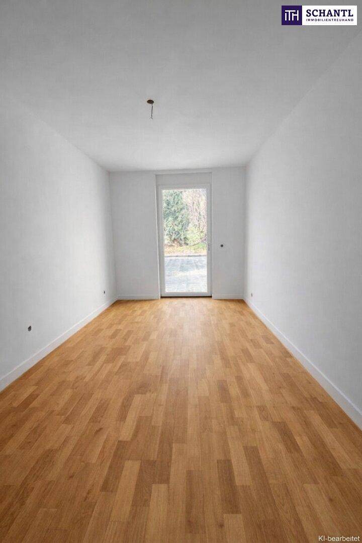 Helles Zimmer mit Holzboden und direktem Zugang zu einem Außenbereich.