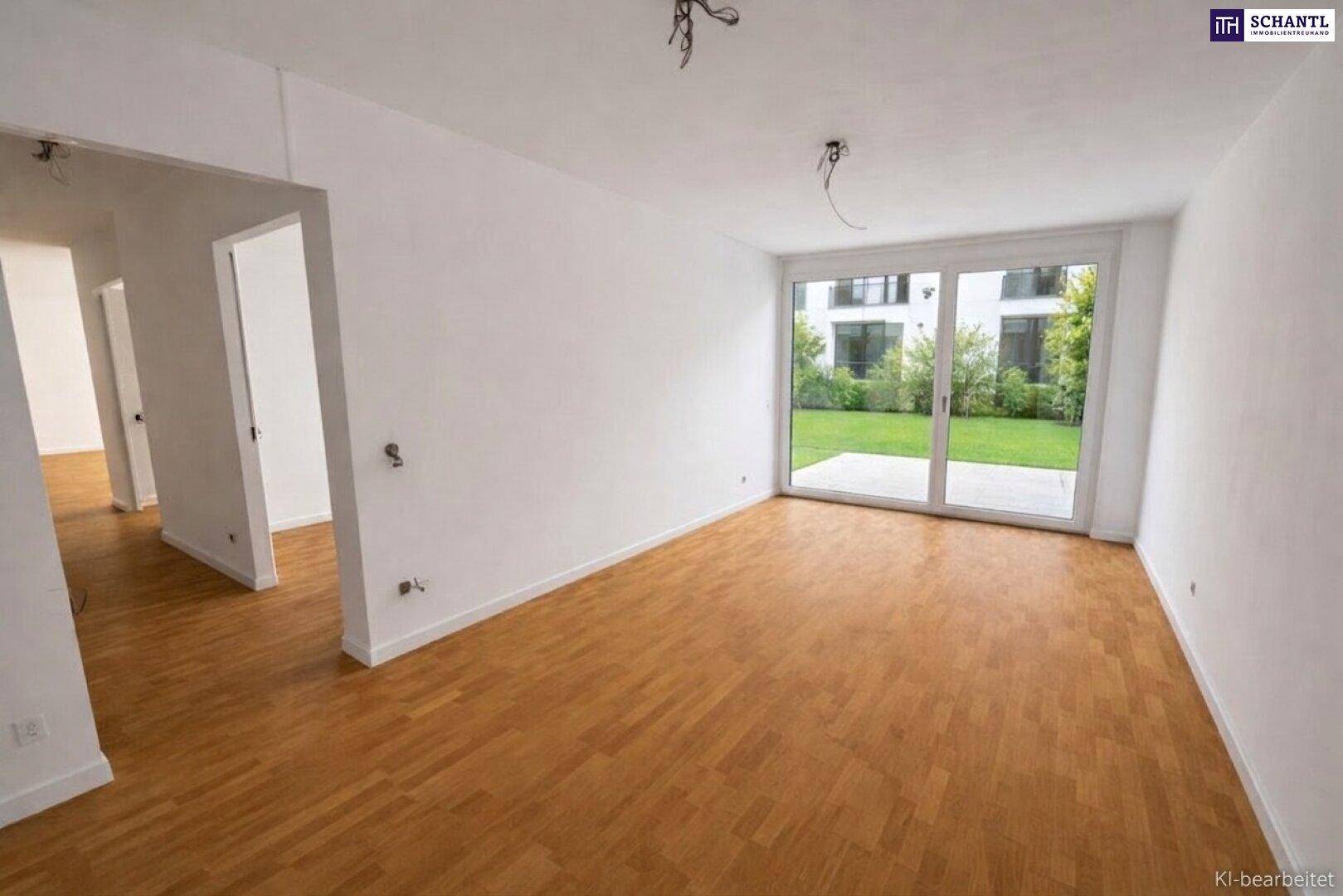 Helles, leeres Zimmer mit Holzboden und großer Glasschiebetür zum Garten.
