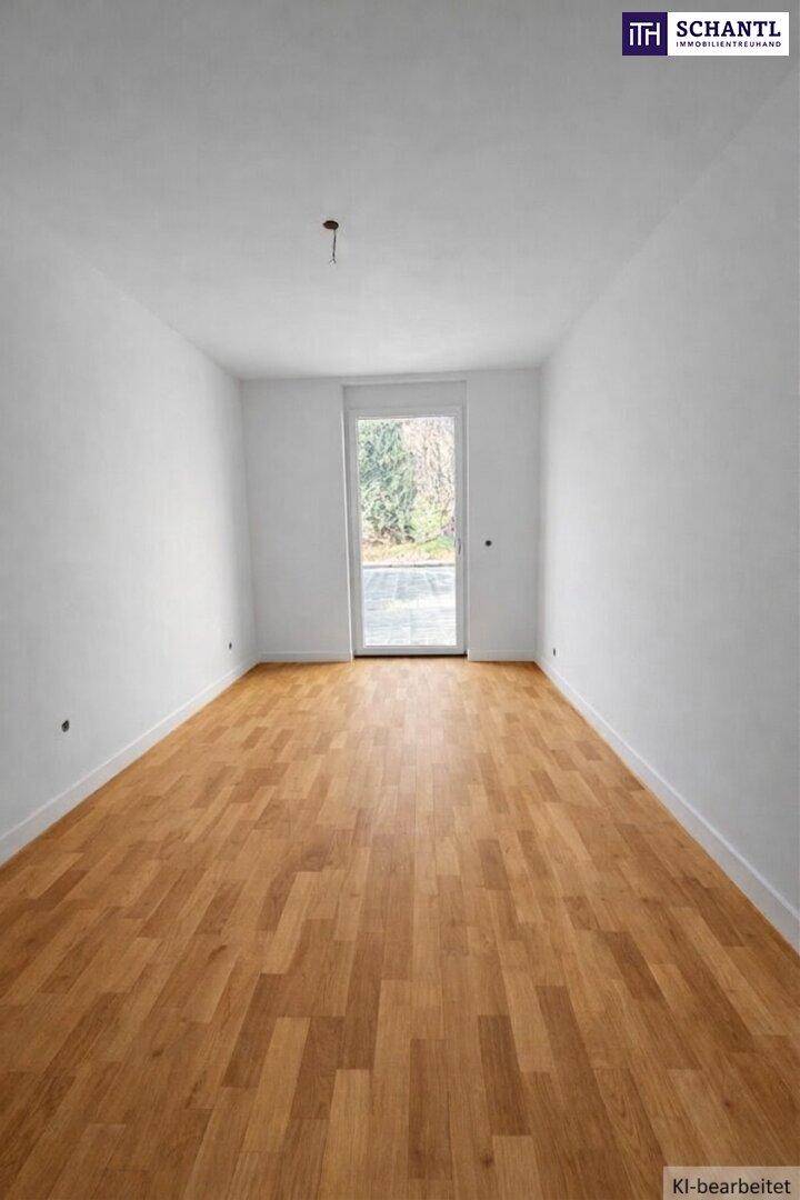 Langes, helles Zimmer mit Holzboden und einer Tür, die ins Freie führt.