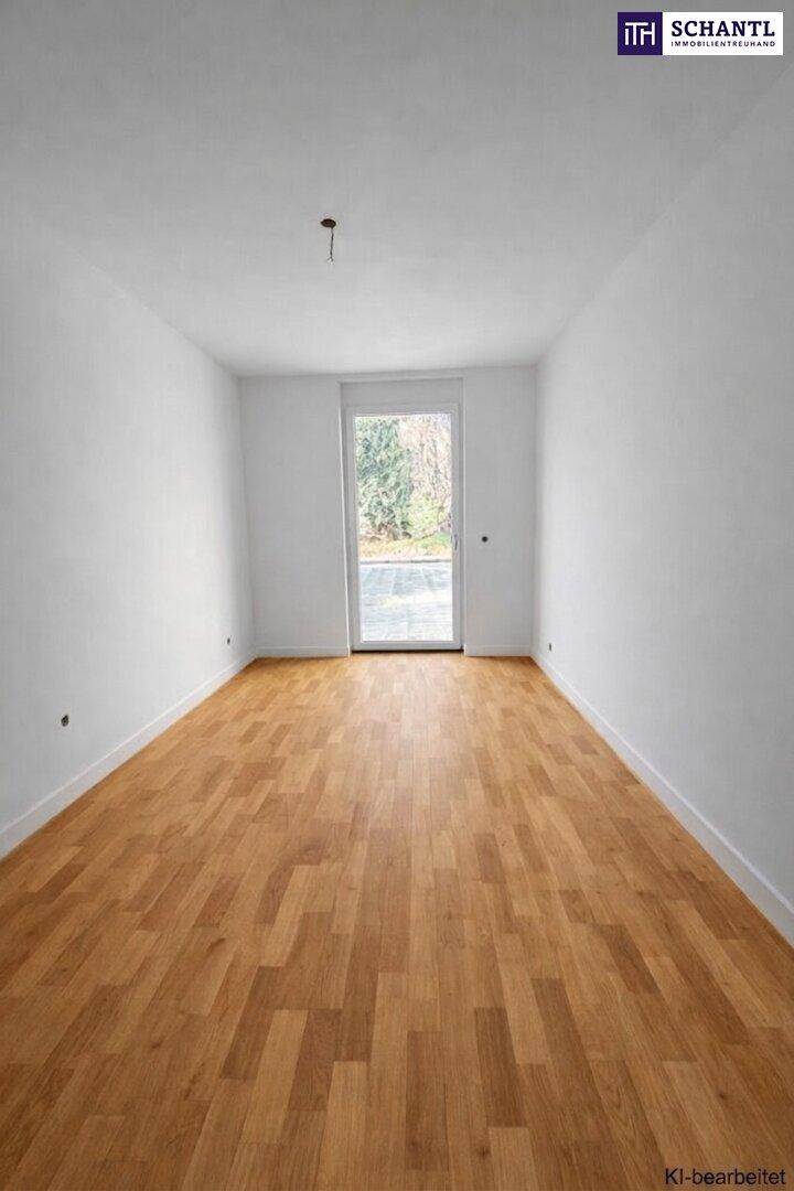 Heller, leerer Raum mit Holzboden und Zugang zu einem Außenbereich durch eine Glastür.