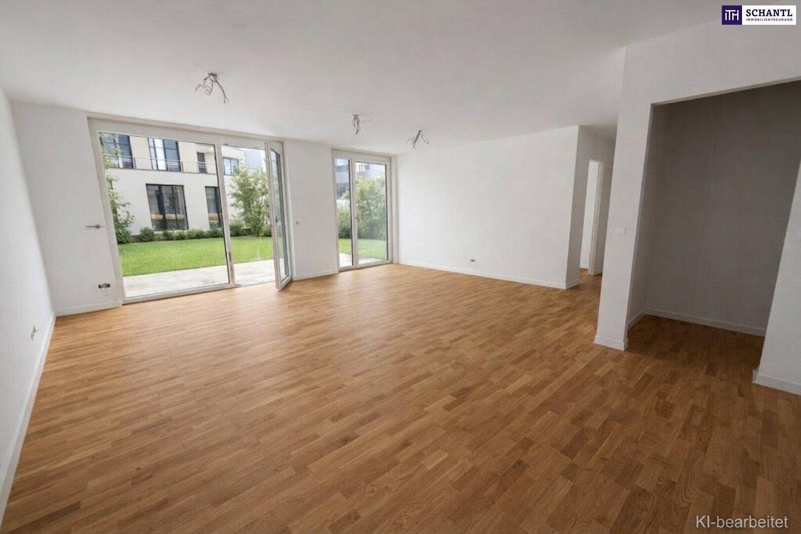 Geräumiger, heller Wohnbereich mit Holzboden und mehreren großen Glastüren zum Garten.