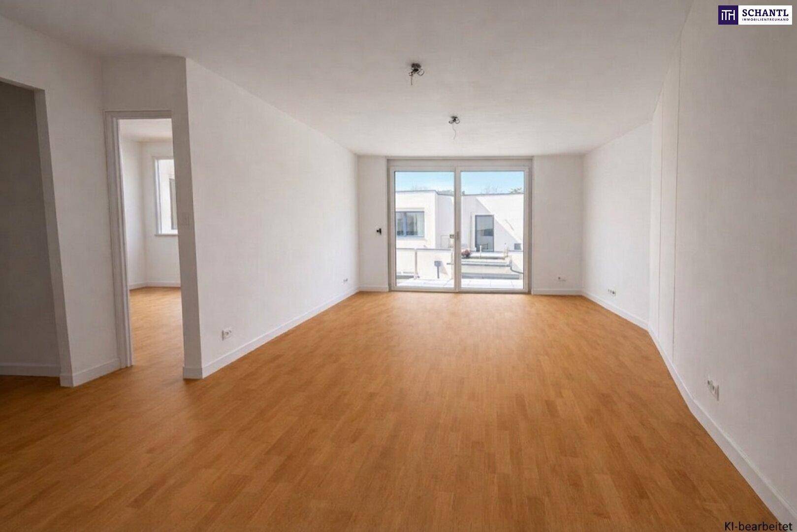 Helles Wohnzimmer mit Holzboden und großer Glasfront zum Außenbereich.