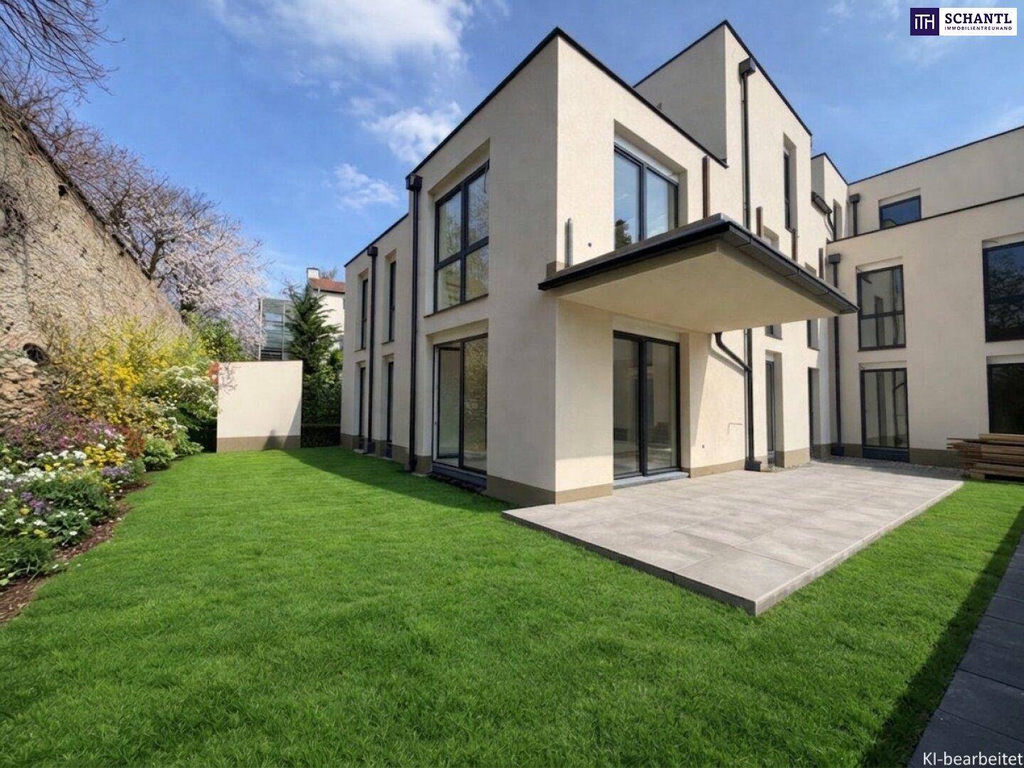 Moderne Gebäudefassade mit großer Terrasse und gepflegtem Rasenbereich im Freien.