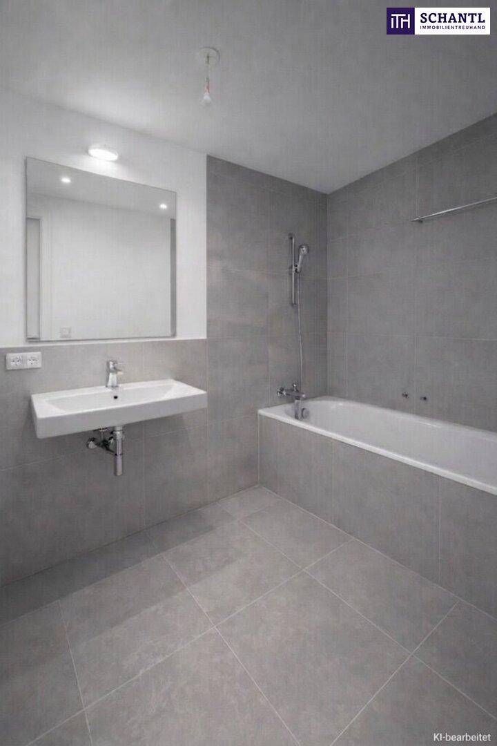 Modernes Badezimmer mit grauen Fliesen, einer Badewanne und einem einzelnen Waschbecken.