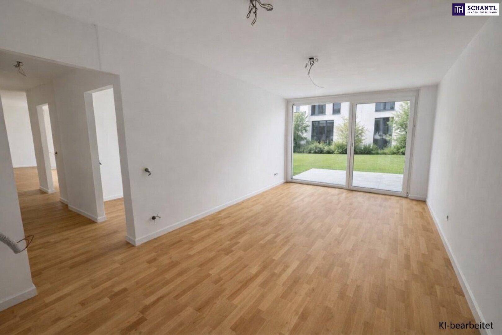 Geräumiger Innenraum mit hellem Parkettboden und direktem Zugang zum grünen Gartenbereich.