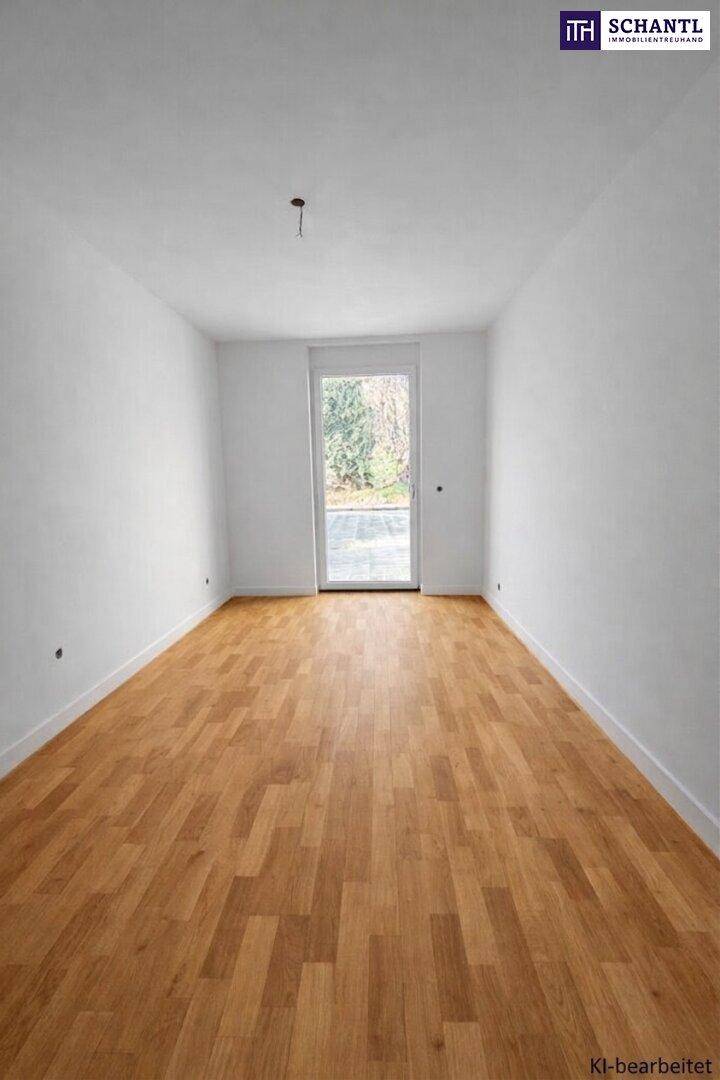 Heller, leerer Raum mit Parkettboden und Zugang zu einem Außenbereich, ideal für individuelle Gestaltung.
