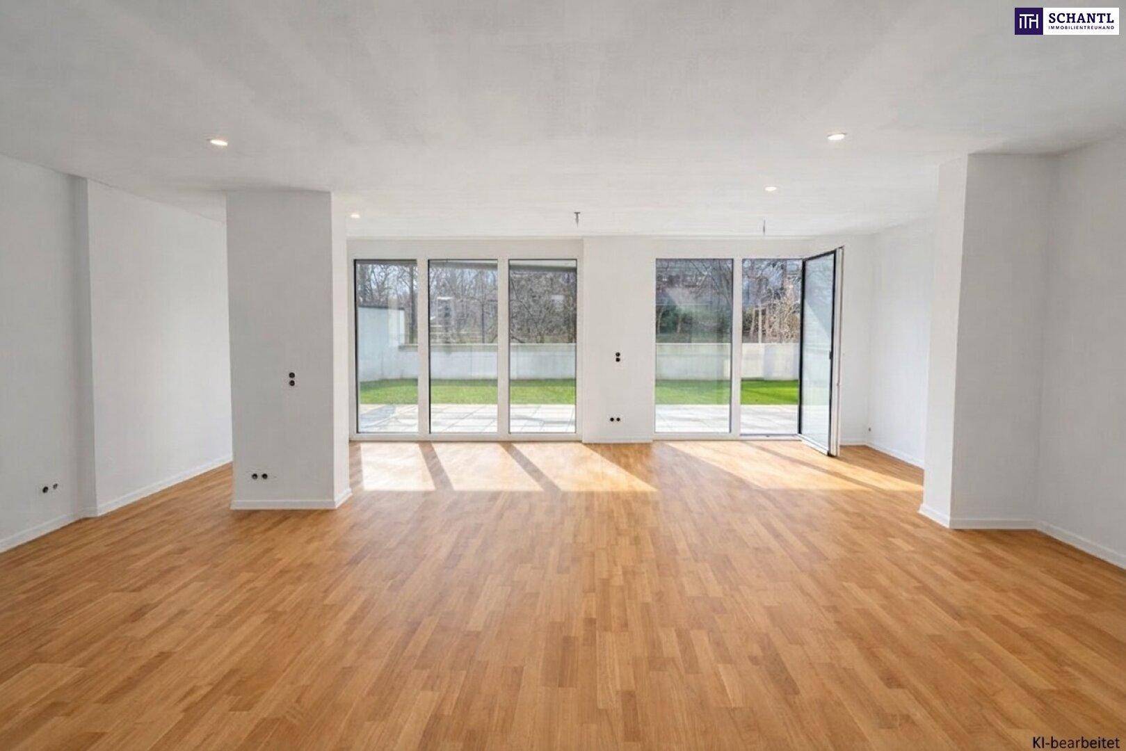 Heller, moderner Wohnraum mit Holzboden, großen Fenstern und direktem Zugang zum Garten.