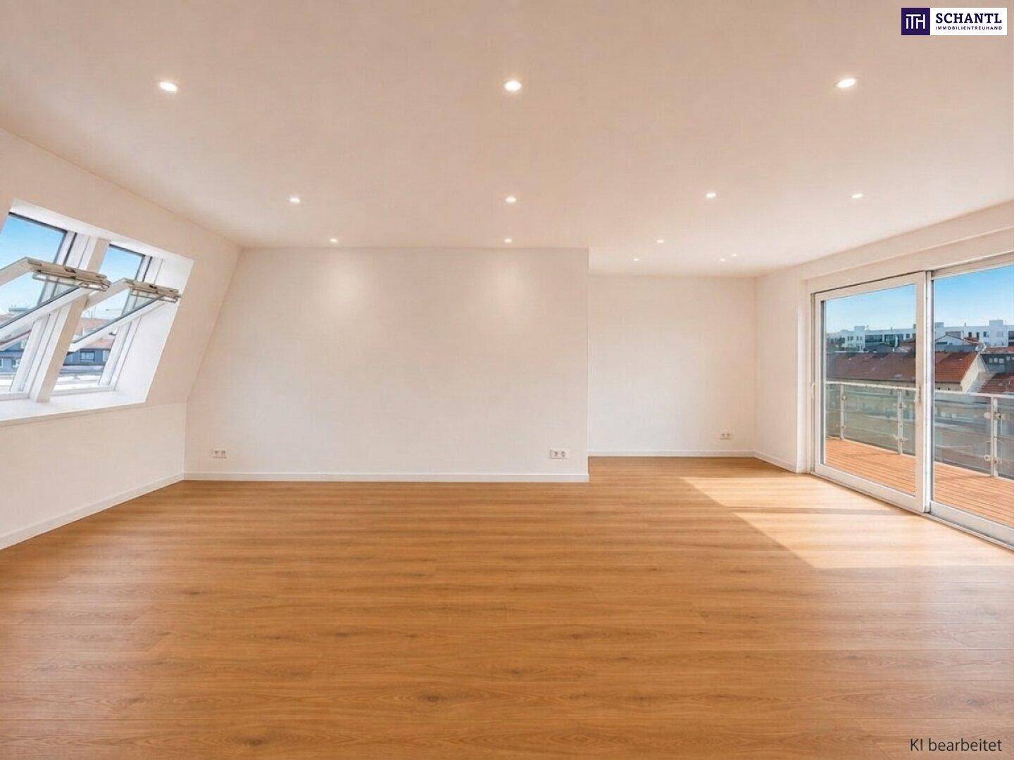 Heller, leerer Wohnraum mit Holzboden, Dachschrägen und Zugang zu einem Balkon oder einer Terrasse.