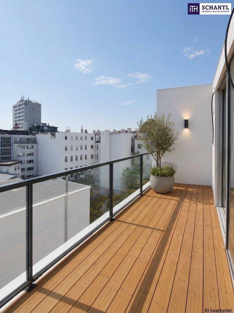 Schmaler Balkon mit Holzboden, Glasgeländer und Blick auf die umliegenden Gebäude der Stadt.