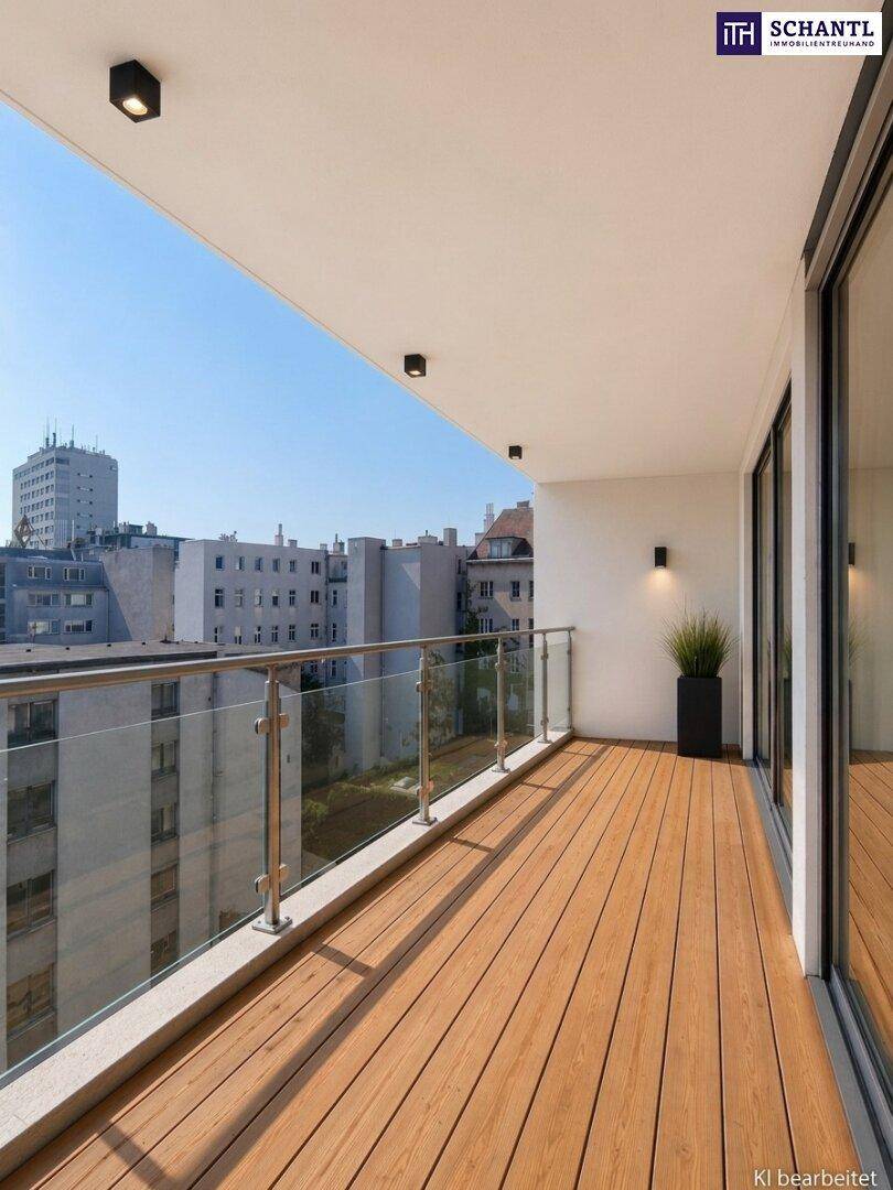 Moderner Balkon mit Holzboden, Glasgeländer und Blick auf die städtische Umgebung.