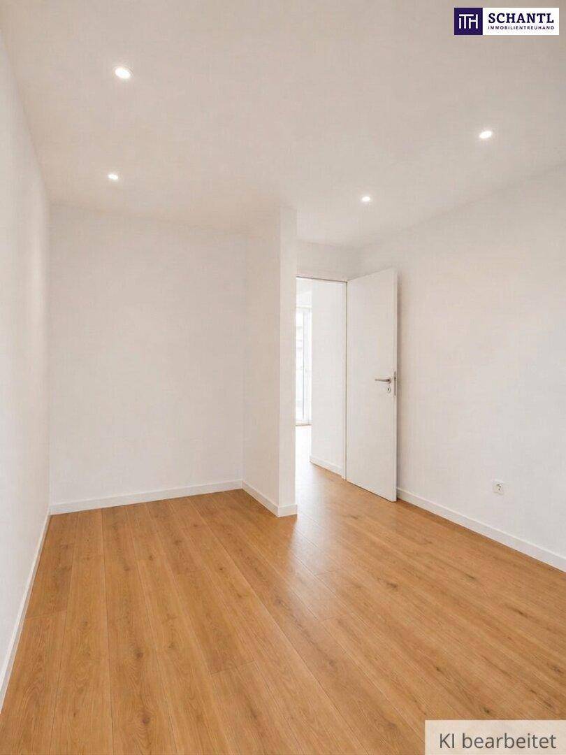 Leeres Schlafzimmer mit Holzboden und weiß gestrichenen Wänden, bereit zur individuellen Gestaltung.