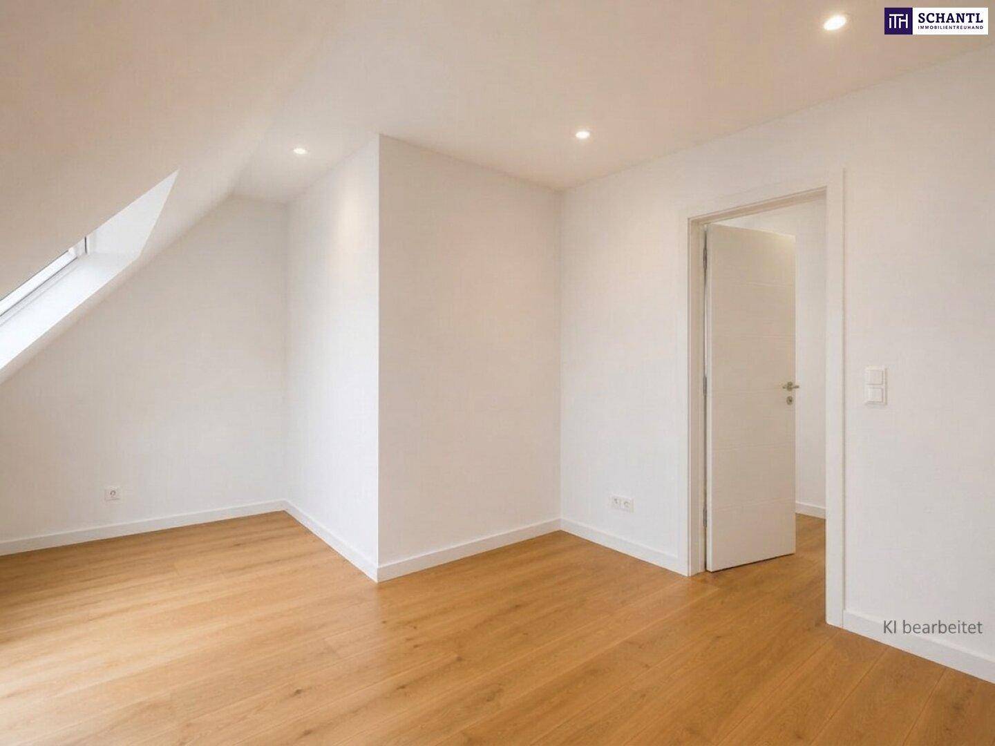 Leeres Zimmer mit Holzboden, Dachschräge und weiß gestrichenen Wänden, ideal als Schlaf- oder Arbeitszimmer.