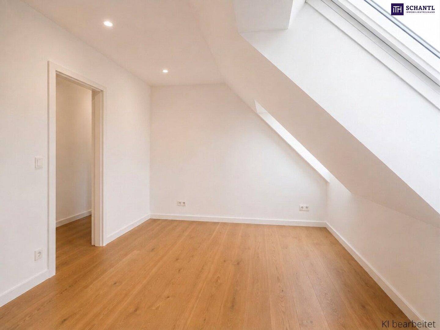 Heller Raum mit Holzboden, Dachschräge und Türzugang, geeignet als Schlaf- oder Kinderzimmer.
