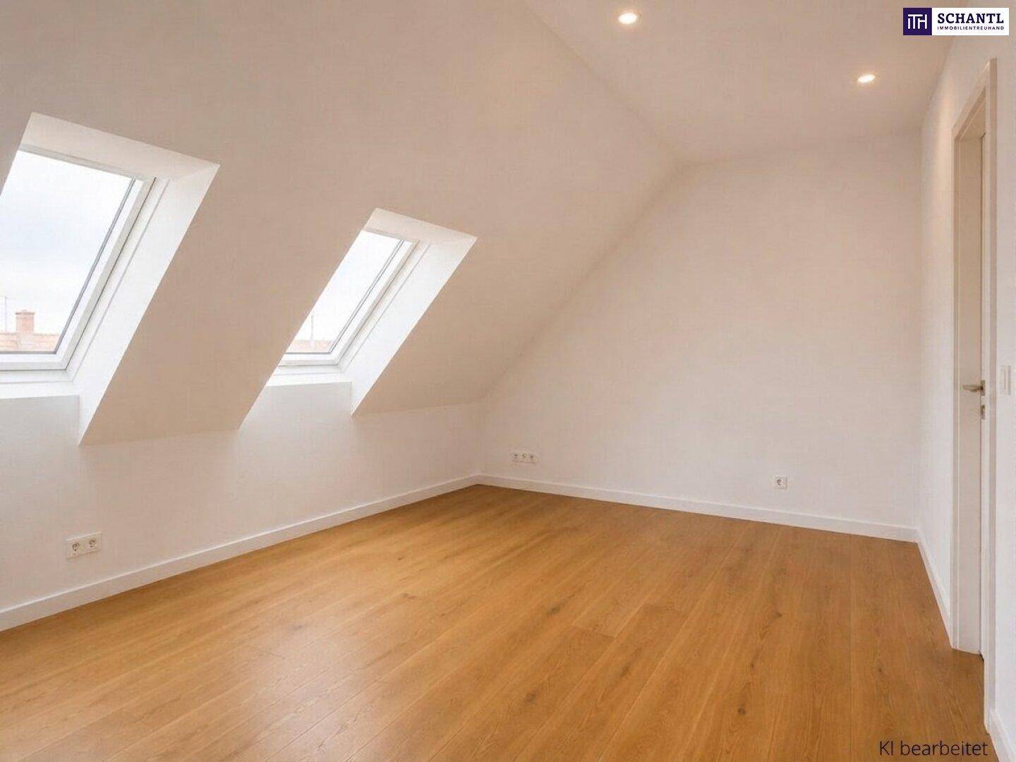 Geräumiges Zimmer mit Holzboden, Dachschrägen und zwei Dachfenstern, die viel Licht hereinlassen.