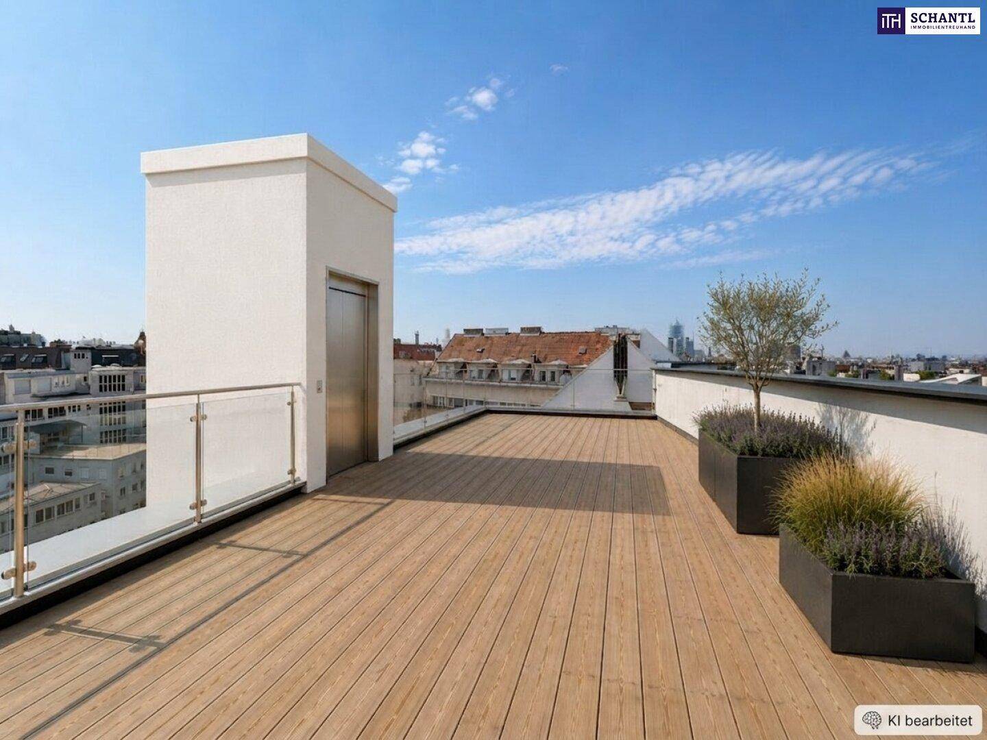 Weitläufige Dachterrasse mit Holzboden, Glasgeländer und einem Aufzug, umgeben von Stadtblick.
