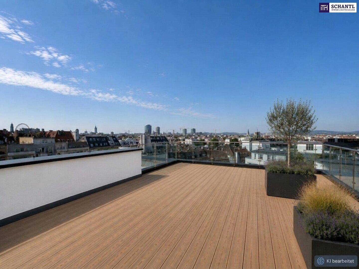 Panoramablick von einer großzügigen Dachterrasse mit Holzboden über die Dächer der Stadt.