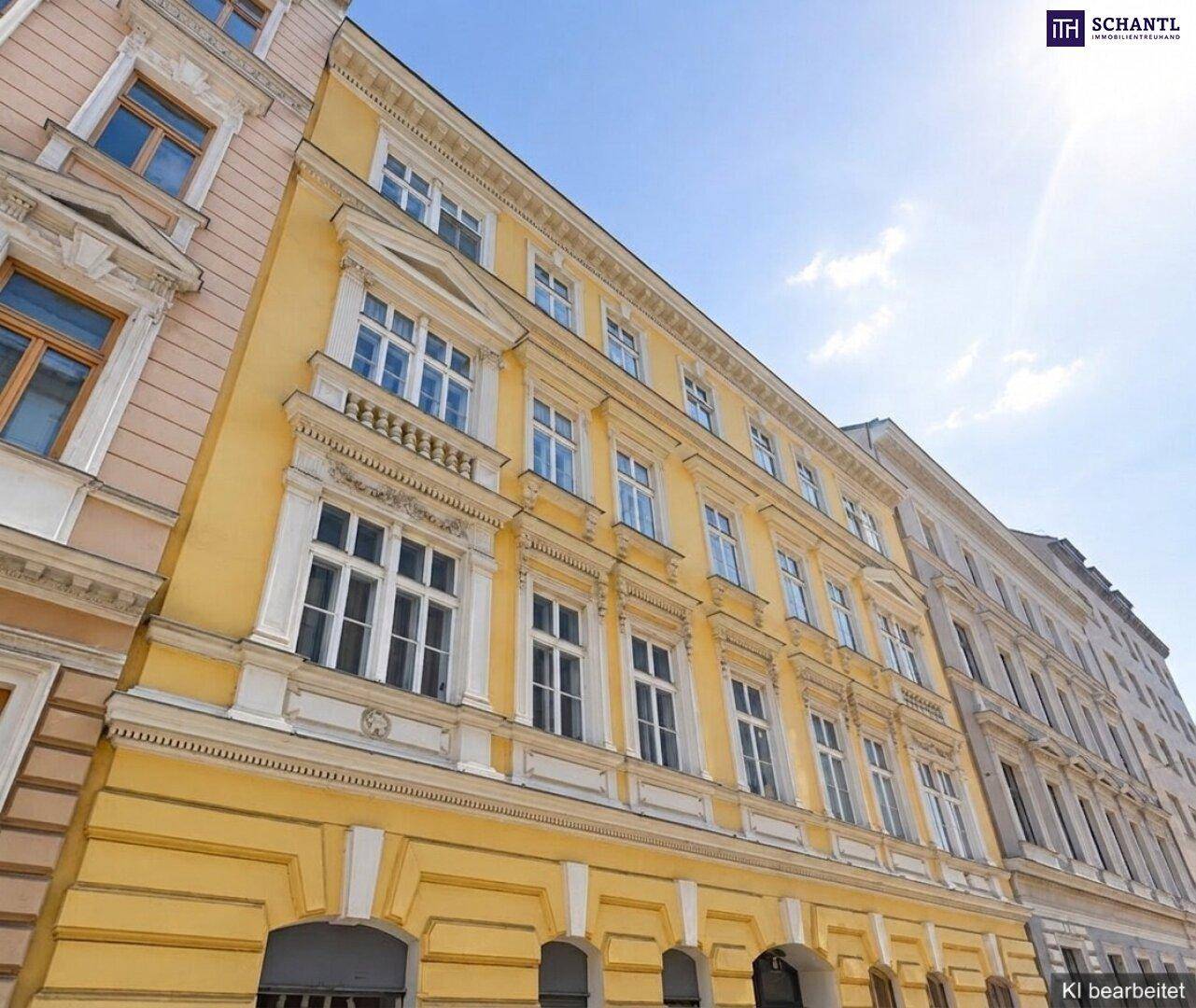 Historische Fassade eines Gebäudes in Gelb mit vielen Fenstern und architektonischen Details.