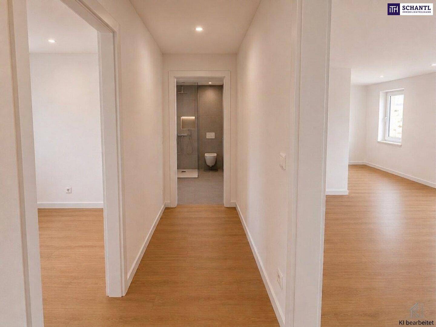 Heller Flur mit Holzfußboden, der zu einem modernen Badezimmer mit Dusche führt.