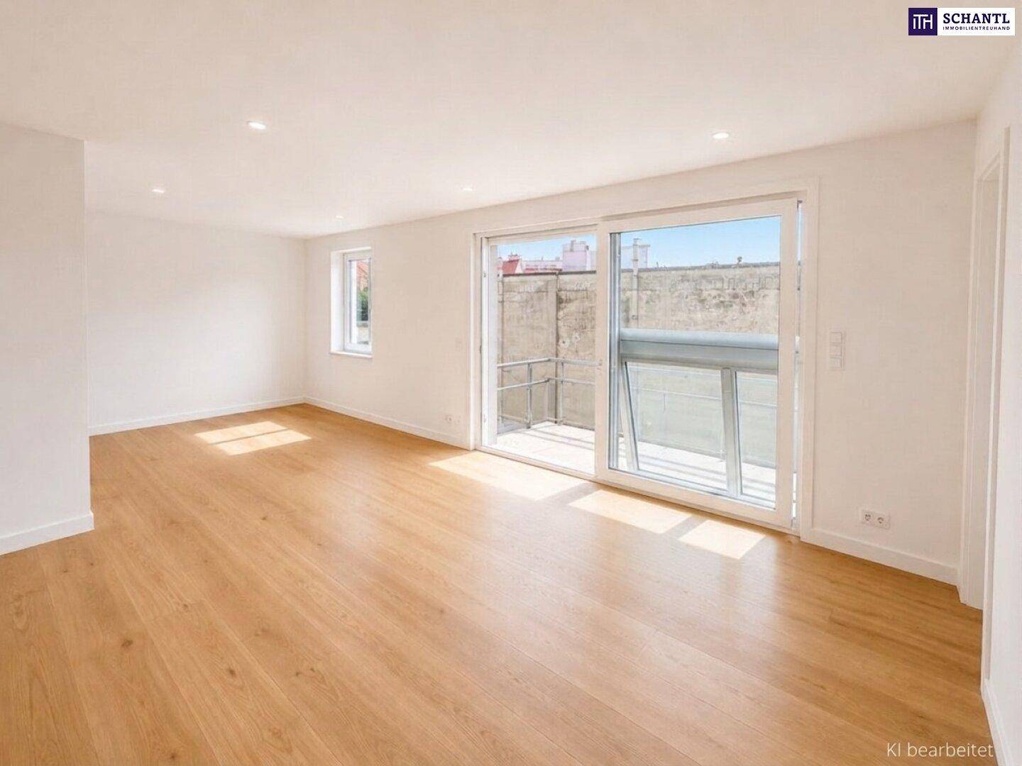Heller Wohnraum mit Zugang zu einem Balkon und Holzparkettboden, ideal für entspannte Stunden.