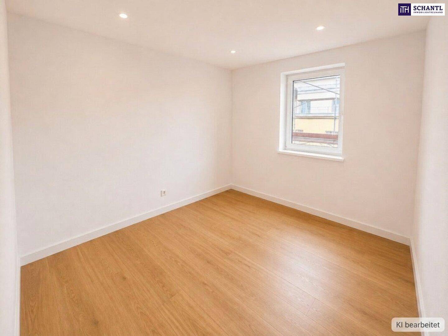 Helles Zimmer mit Holzparkettboden und einem Fenster, ideal als Schlaf- oder Arbeitszimmer.