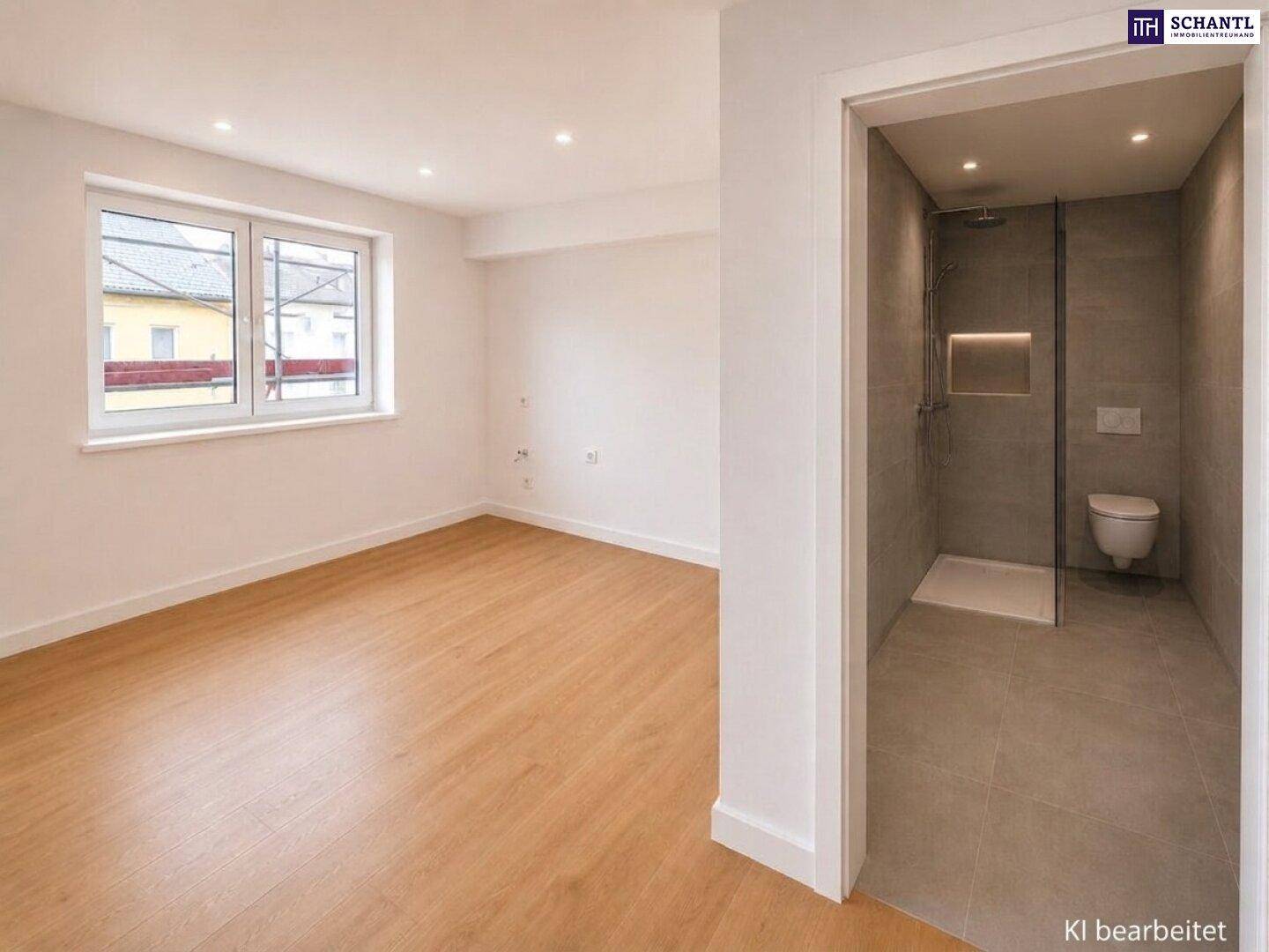 Heller Raum mit Holzparkettboden und direktem Zugang zu einem modernen Badezimmer mit Dusche.