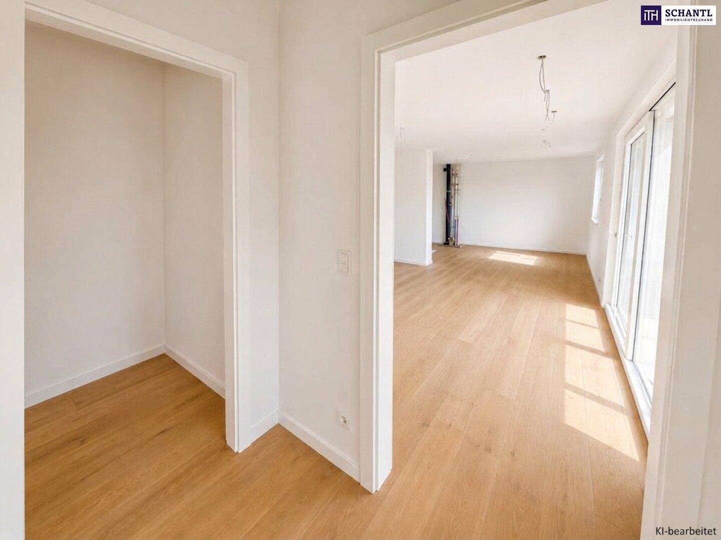 Geräumiger, heller Wohnraum mit Holzparkettboden und einem praktischen Abstellbereich.