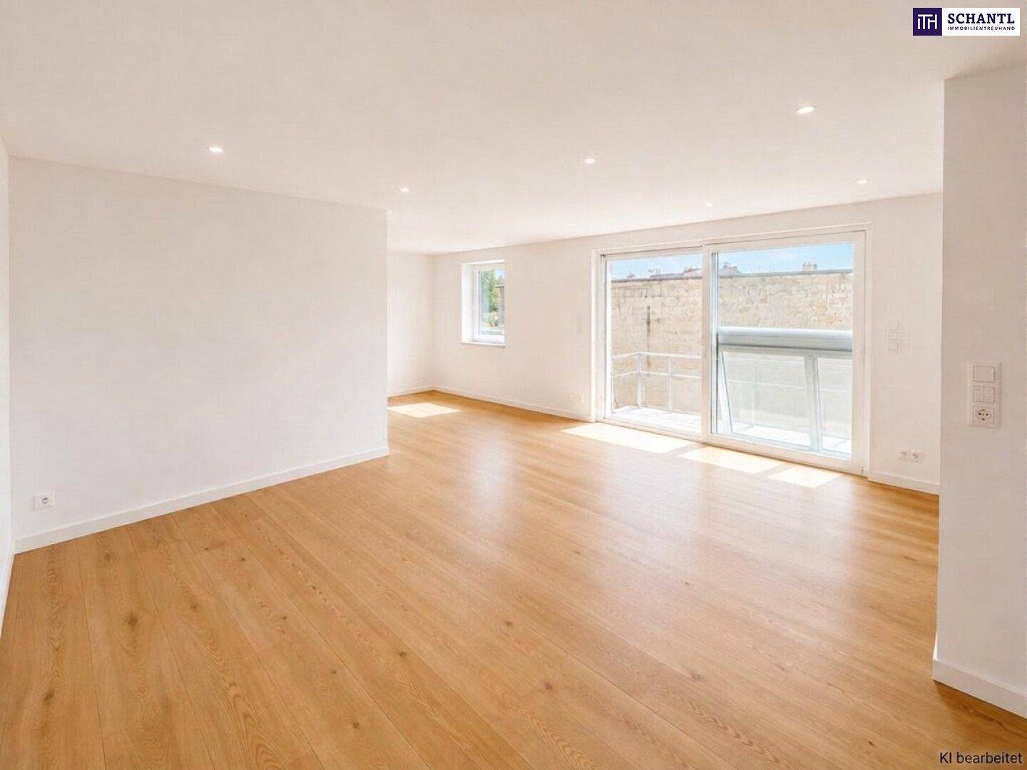 Heller Wohnraum mit Zugang zu einem Balkon und Holzparkettboden, ideal für entspannte Stunden.