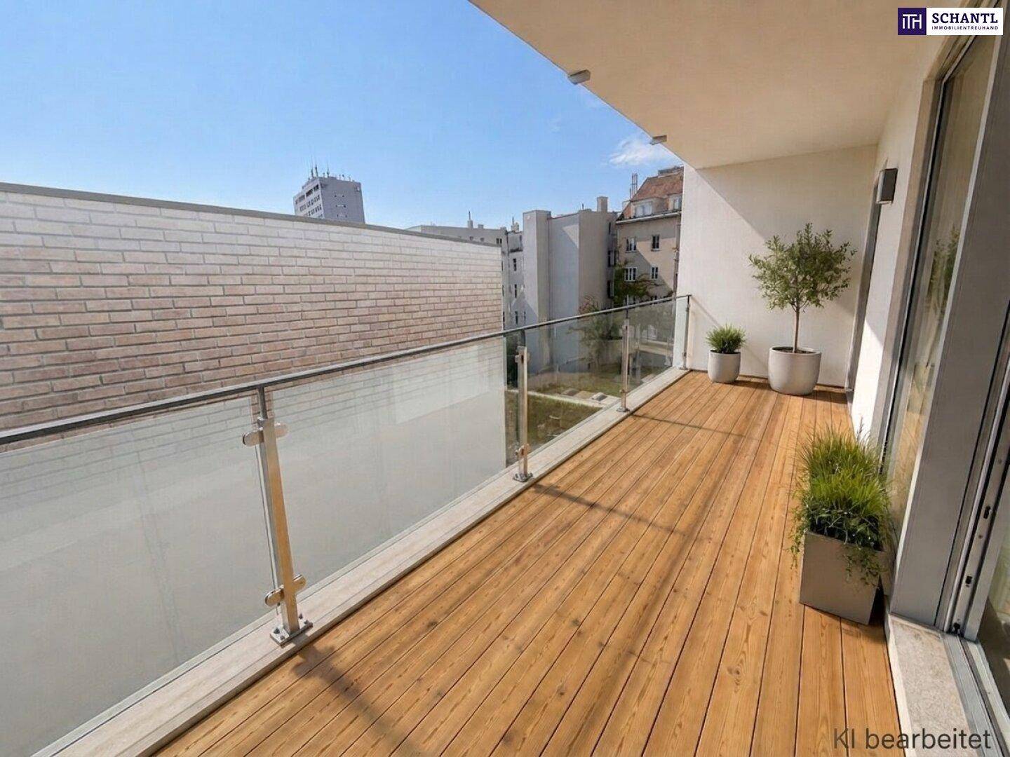 Geräumiger Balkon mit Holzfußboden, Glasgeländer und Blick auf die Stadt.