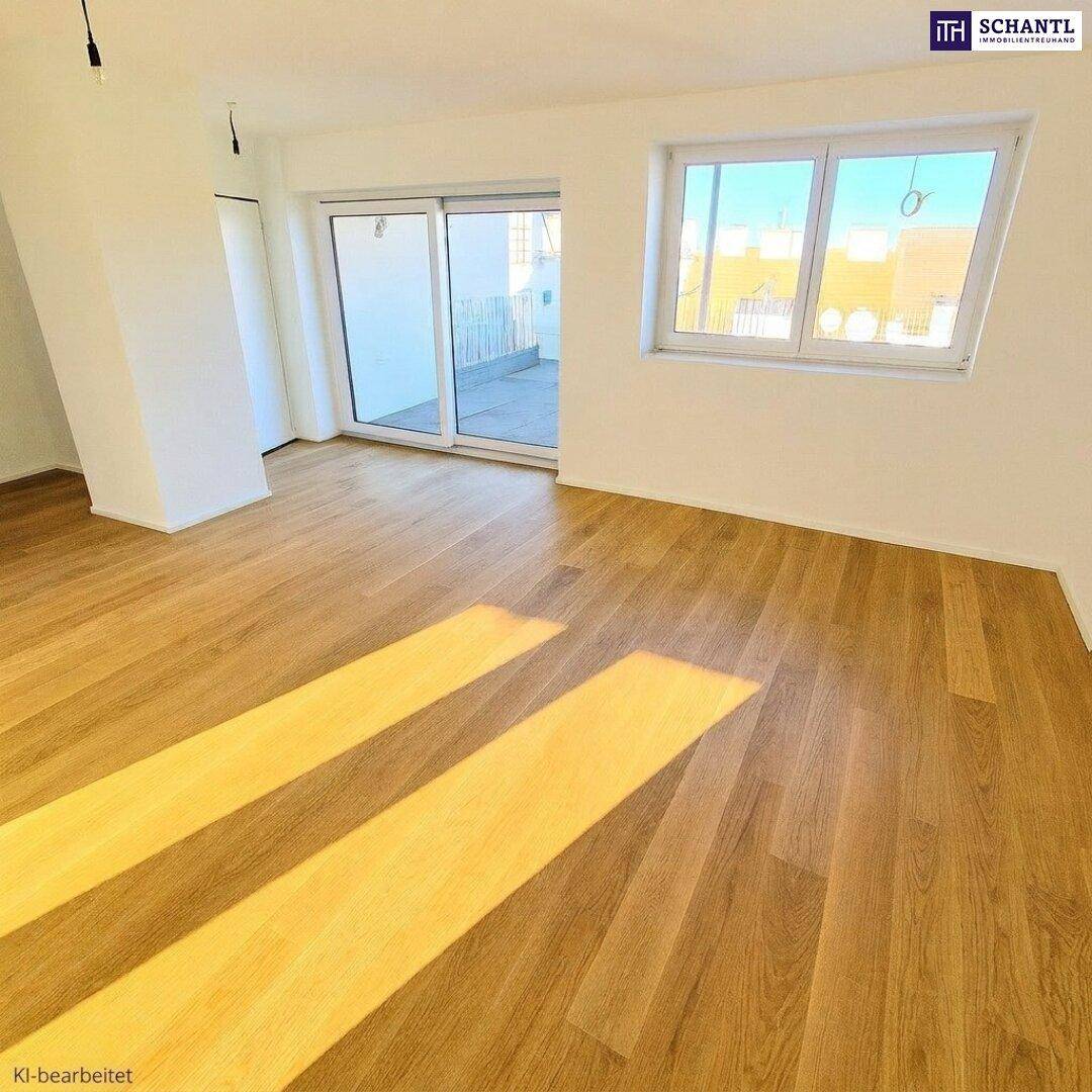 Lichtdurchfluteter Raum mit Holzboden, großen Fenstern und Zugang zu einer Außenterrasse.